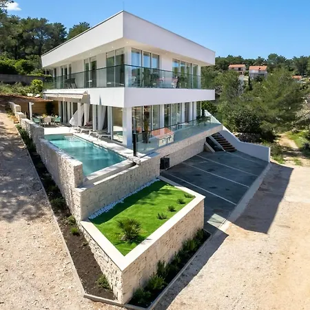 Luxe 2 Pools, Sauna * 브로보스카