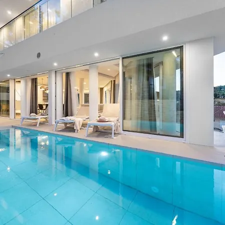 Luxe 2 Pools, Sauna Villa