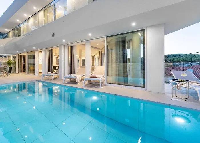 Luxe 2 Pools, Sauna Villa